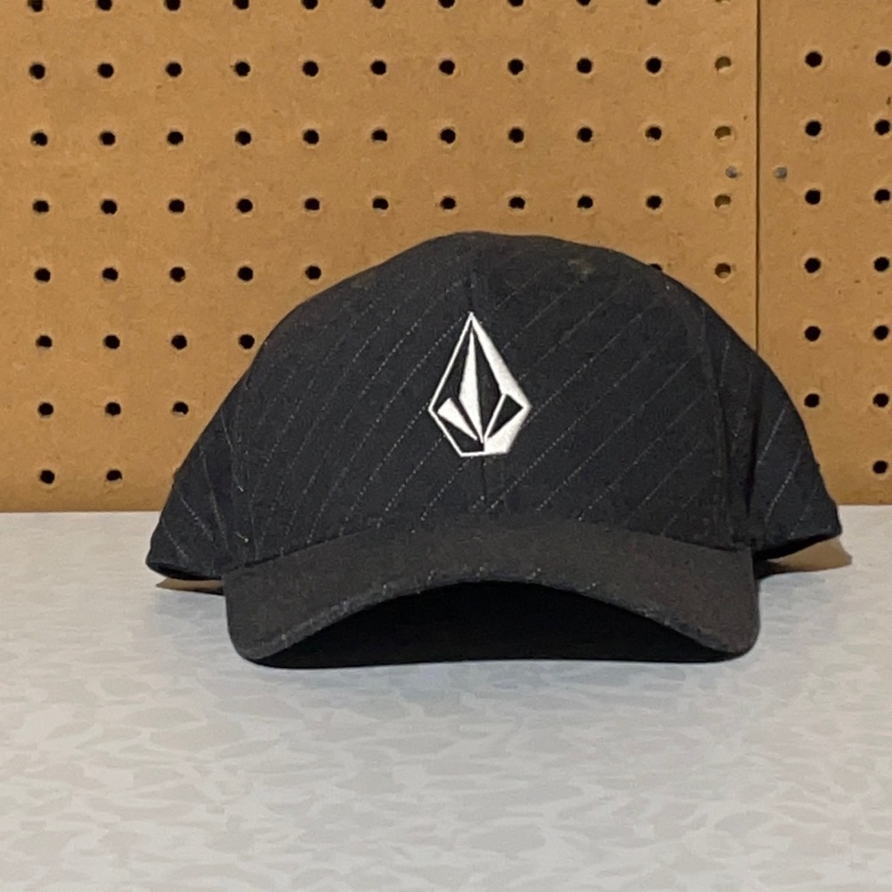 Black volcom flex fit hat s/m